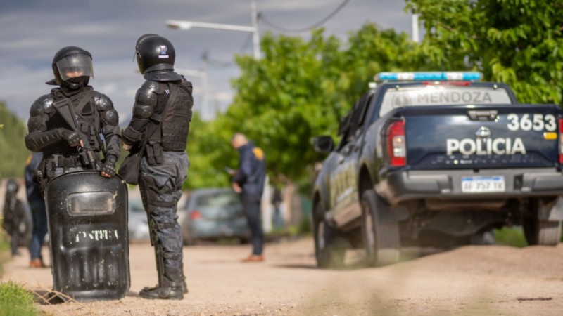Un policía terminó herido en medio de una persecución en Las Heras